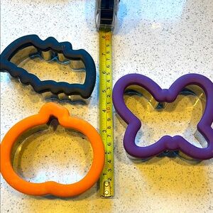 Halloween cookie cutters. 🦇 🎃🦋 Rubber comfort cushion for pressing w/kids